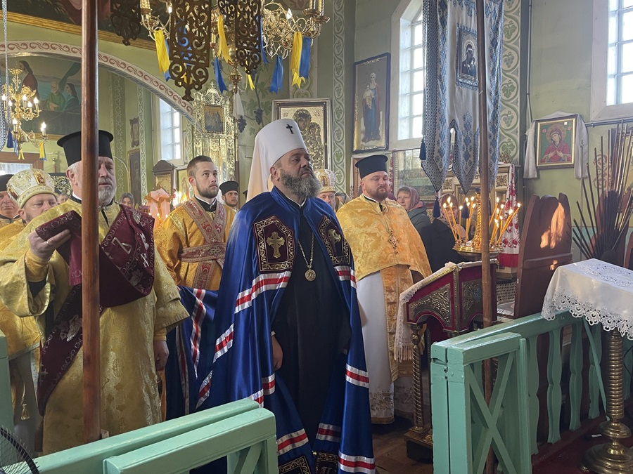 Новий престол для древнього храму: духовне оновлення у Щурині
