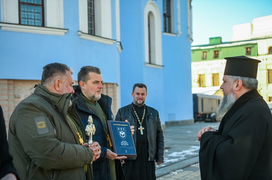 Митрополит Епіфаній освятив швидку допомогу для медичної служби ГУР МОУ