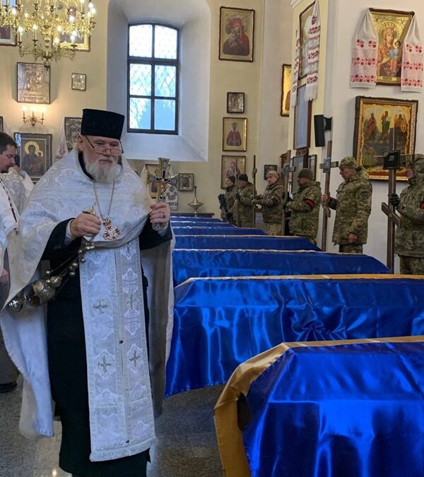 Жертва заради України: прощання з воїнами у Свято-Успенському соборі Полтави