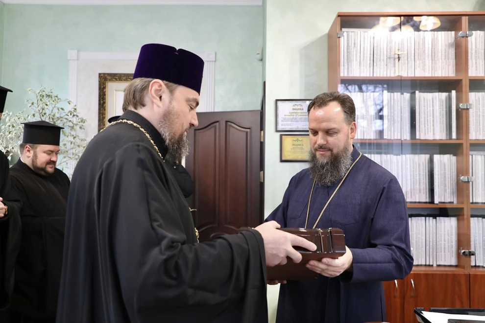 Духовний знак любові: архієпископу Агапіту подарували ікону Димитрія Солунського