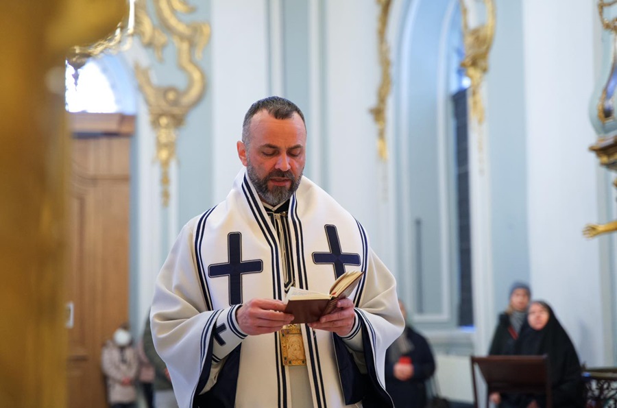 Літургія у храмі Святого Андрія: молитва за мир і проповідь про вдячність Божим дарам