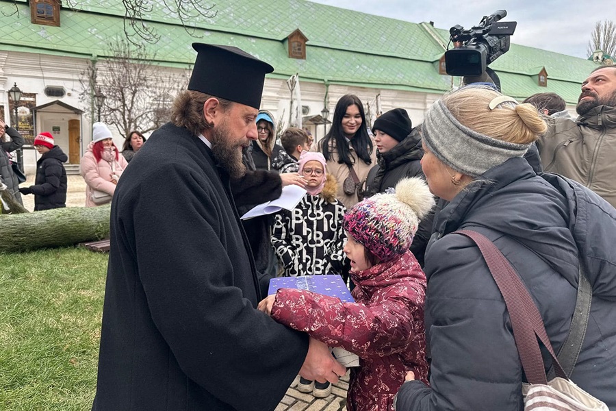 Різдвяна підтримка: у Києво-Печерській лаврі дітям загиблих воїнів вручили подарунки