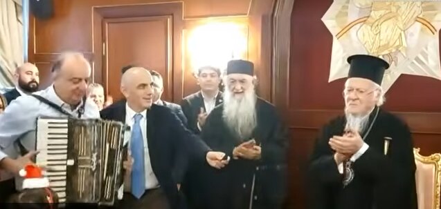 Молодь вітає Вселенського Патріарха традиційними колядками на Фанарі