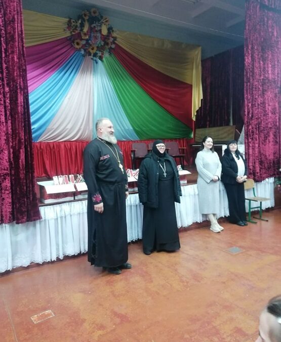 Ігуменя Єліконида відвідала дітей зі Стрижавського інтернату з різдвяними привітаннями