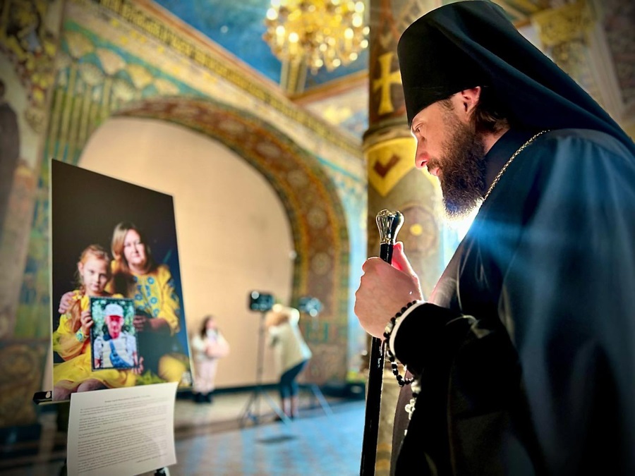 У Києво-Печерській лаврі вшанували загиблих воїнів пересувною фотовиставкою