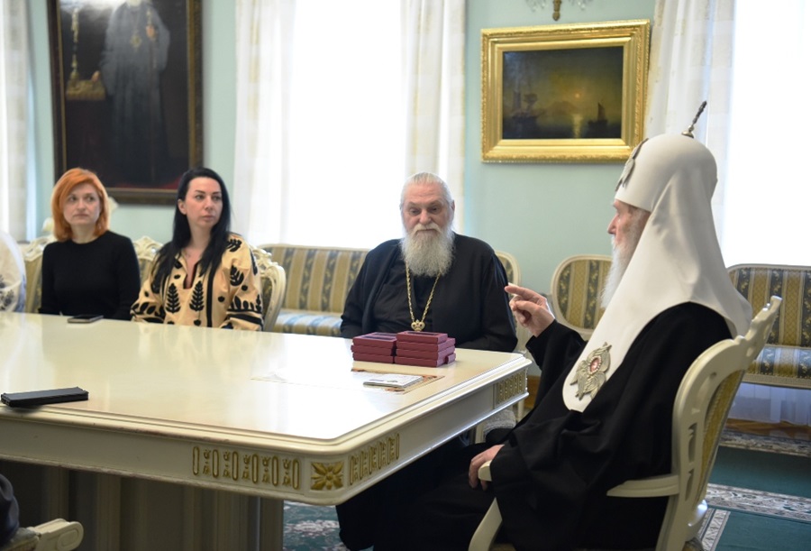 Символ єдності: Патріарх Філарет нагородив захисників України