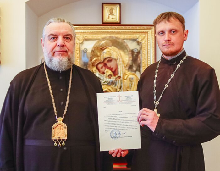 Парафія села Дахталія перейшла до ПЦУ: митрополит Симеон прийняв настоятеля до кліру