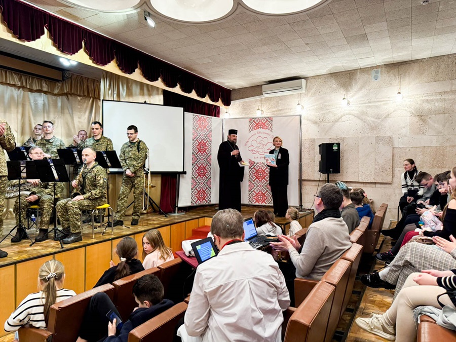 Митрополит Олександр передав унікальні книги Національній бібліотеці України для дітей