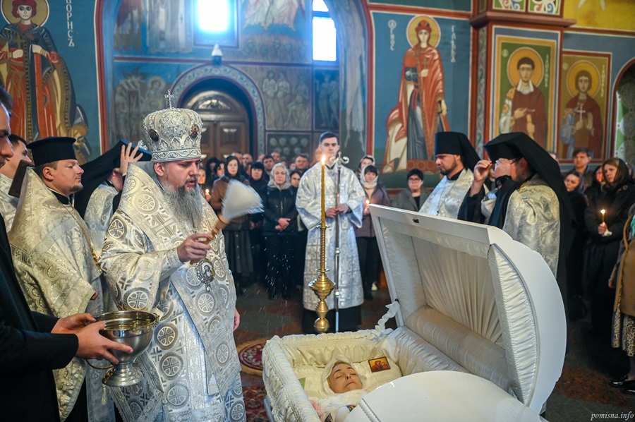 Митрополит Епіфаній очолив чин похорону Діани Попової в Михайлівському соборі