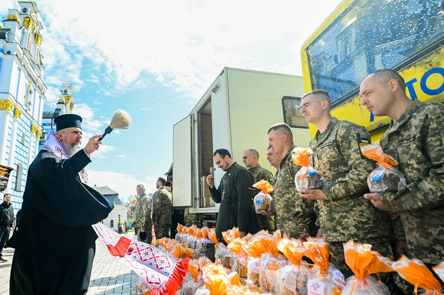 Митрополит Епіфаній освятив 7 тисяч пасок для українських воїнів