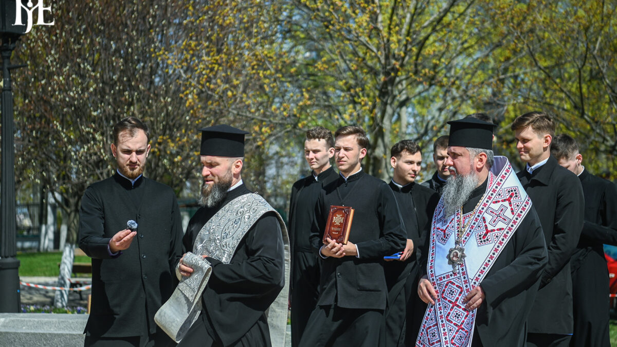 Паски з молитвою: Митрополит Епіфаній благословив великодні хліби для захисників України