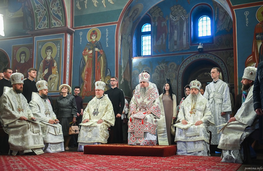 Світло Великодня: ПЦУ молилася за мир та перемогу у Михайлівському соборі