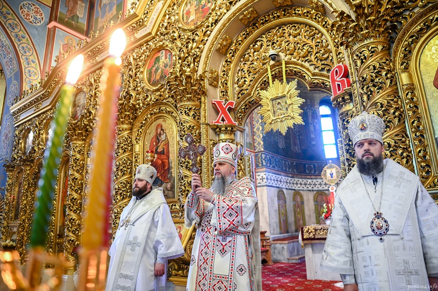 Пасхальна радість у серці столиці: Митрополит Епіфаній очолив вечірню у Золотоверхому соборі