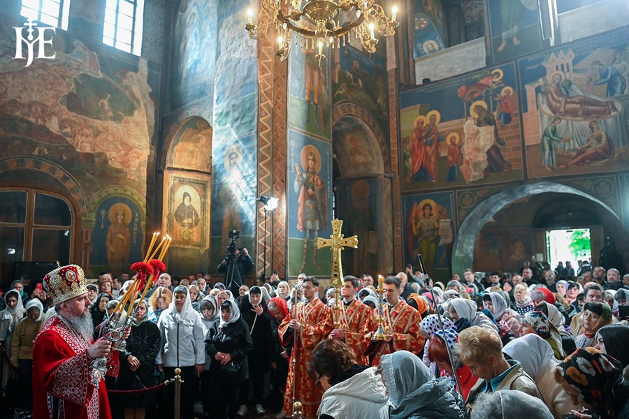 Історія ожила в молитві: у Кирилівській церкві відслужено перше богослужіння ПЦУ