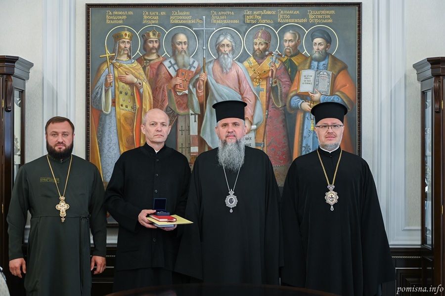 Капелан після полону: Митрополит Епіфаній нагородив звільненого Василя Федоренка