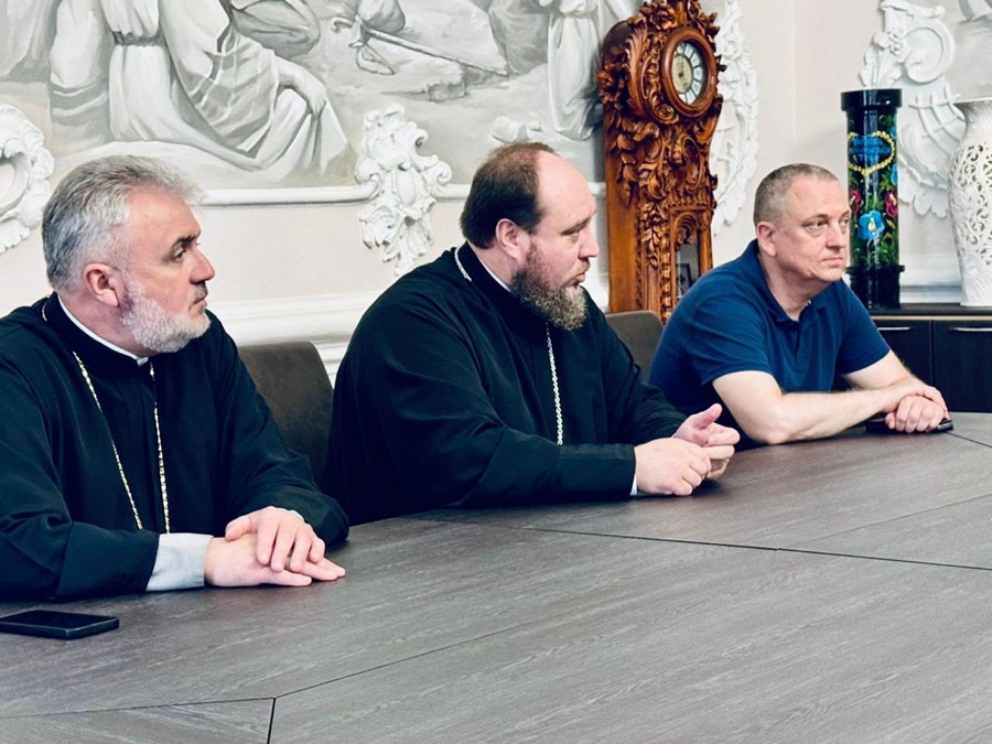 Віра поруч із фронтом: митрополит Симеон зустрівся з воїнами
