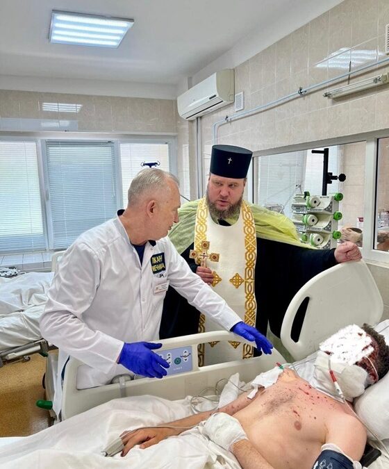 Молитва за героїв: Митрополит Симеон відвідав поранених воїнів у Дніпрі
