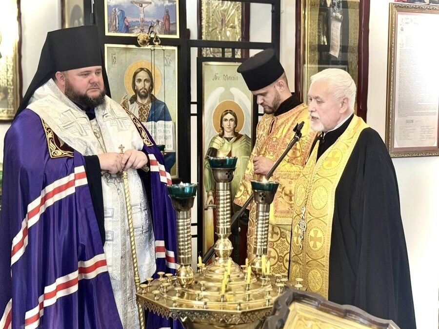 «Всі живі у Бога»: Закарпатська єпархія ПЦУ вшанувала Героїв молитвою