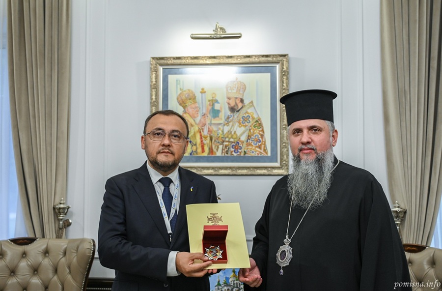 Митрополит Епіфаній нагородив Василя Боднара за дипломатичну службу