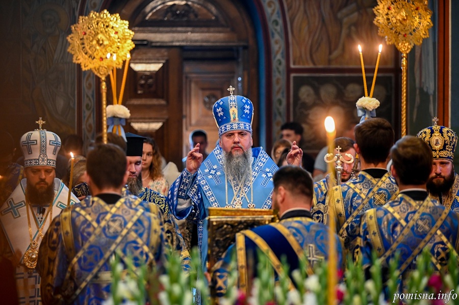 Плащаниця Божої Матері винесена у Михайлівському Золотоверхому соборі