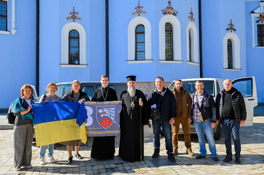 Автомобілі для фронту і генератор для лікарні: ПЦУ підтримала захисників та медиків