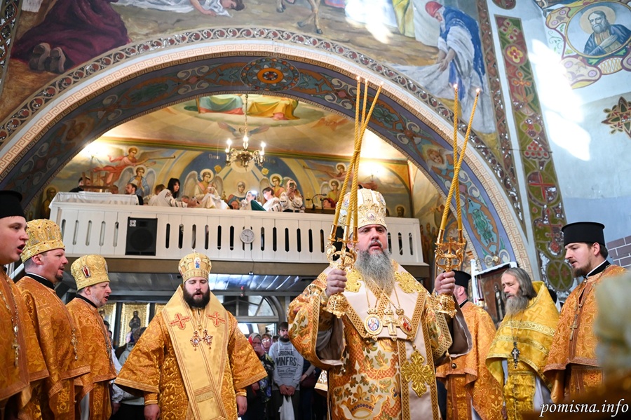 Молитва за Україну та пам’ять героїв: Митрополит Епіфаній відвідав Зазим’я