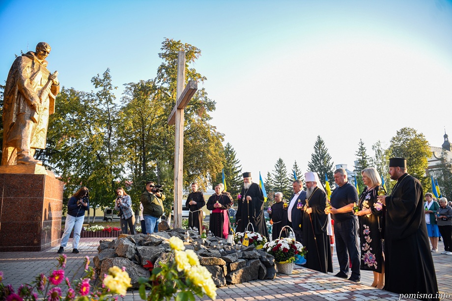У Шаргороді вшанували воїнів-захисників: участь Митрополита Епіфанія