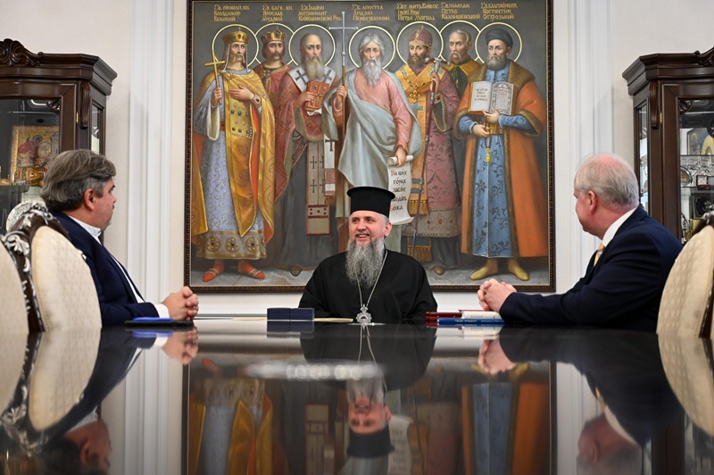 Орден святого Михаїла для дипломатів: Митрополит Епіфаній відзначив Маркіяна та Данила Лубківських