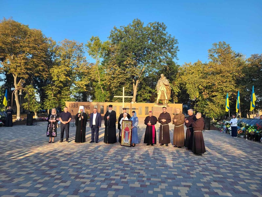 200 років храму Різдва Богородиці: святкування очолив митрополит Епіфаній