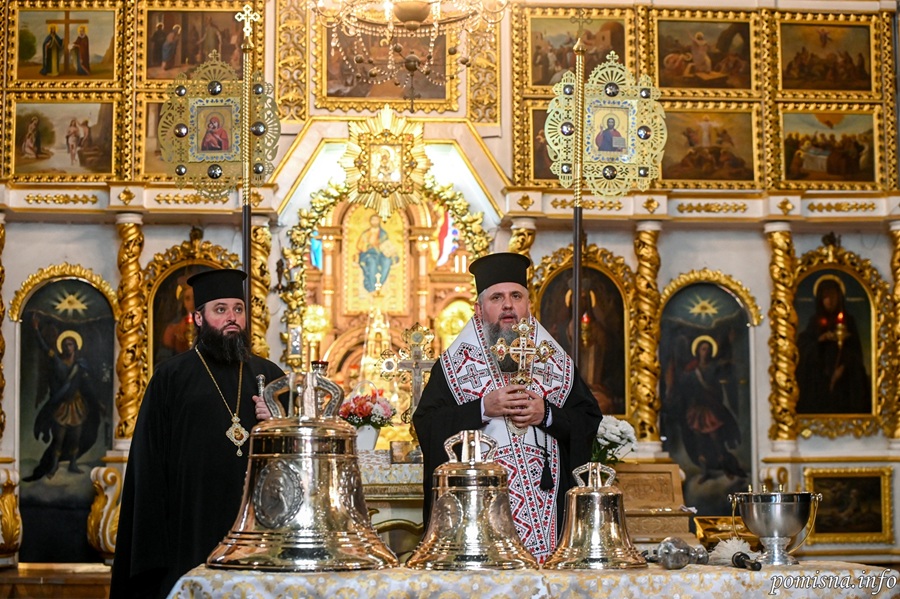 Митрополит Епіфаній у Чернівцях: молитва, освячення дзвонів і зустріч зі студентами