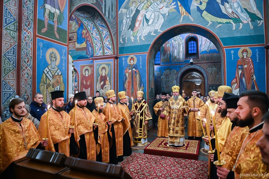 Перед недільним днем віряни зібралися на Всенічне бдіння у Києві разом із Предстоятелем ПЦУ