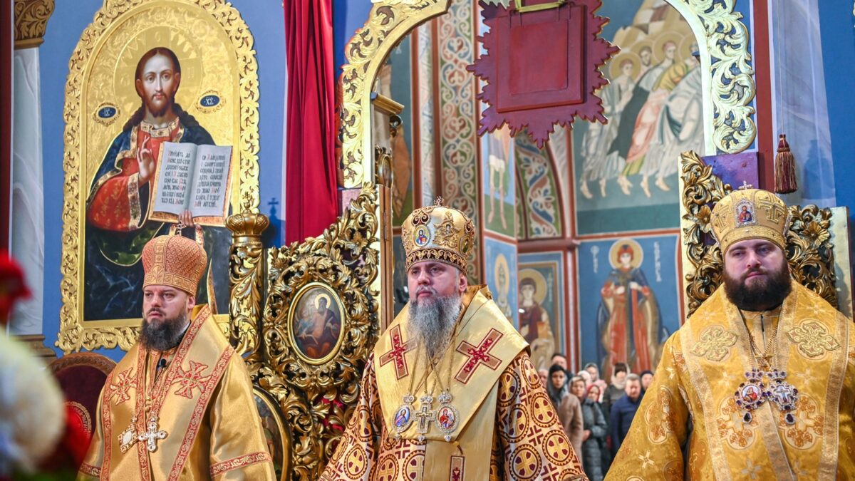 Предстоятель ПЦУ звершив літургію та нагородив священика до ювілею