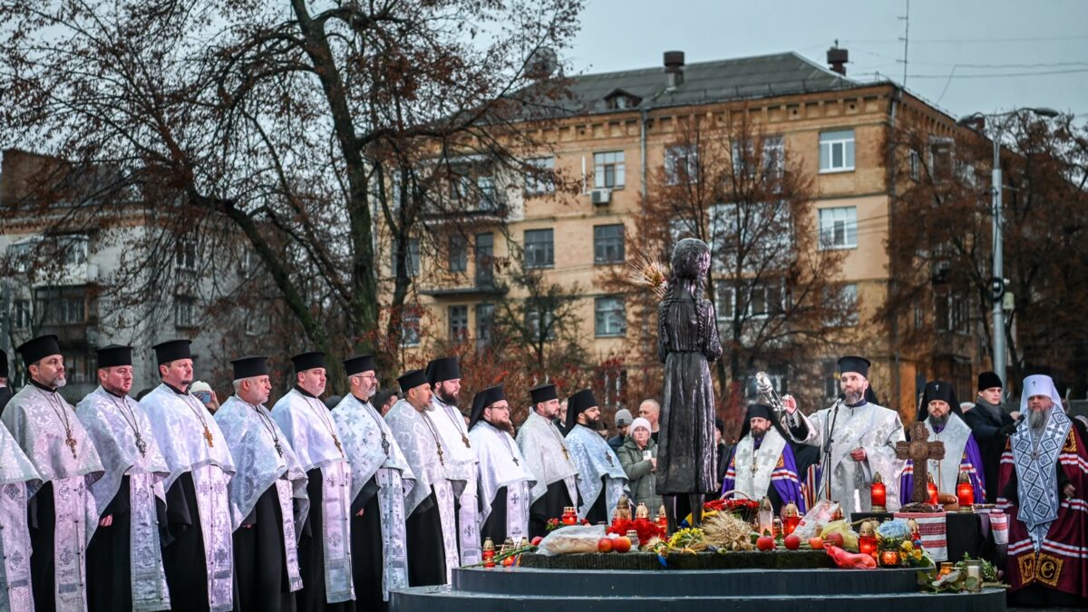 ПЦУ вшанувала пам’ять жертв Голодоморів спільною молитвою в Меморіалі