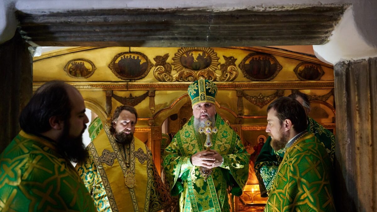 Предстоятель ПЦУ помолився за Україну в підземній церкві Ближніх печер
