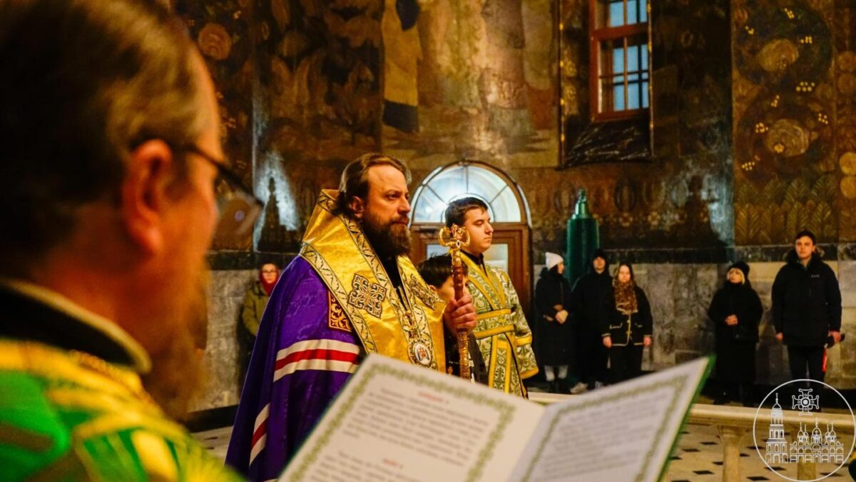 Молитва і благословення мощами: у Лаврі відслужили вечірню з акафістом