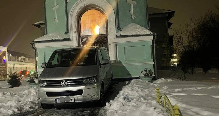 Нічні злодійські дії біля каплички у Володимирі: громада вимагає пояснень