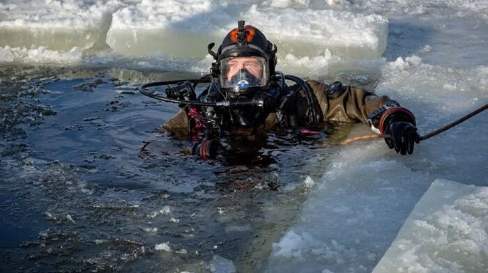 Під крижаною водою війни: водолази ДСНС врятували київську ТЕЦ