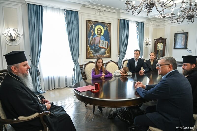 Предстоятель ПЦУ нагородив Олександра Джуринського орденом Юрія Переможця