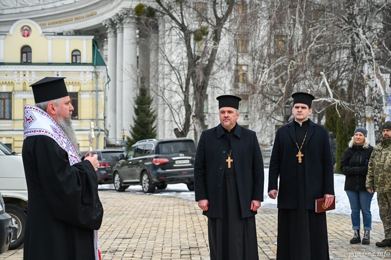 Єдність молитви і дії: у Києві передали транспорт для військових