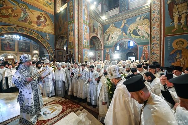 Багатотисячна процесія провела Патріарха Філарета від Михайлівського до Володимирського собору