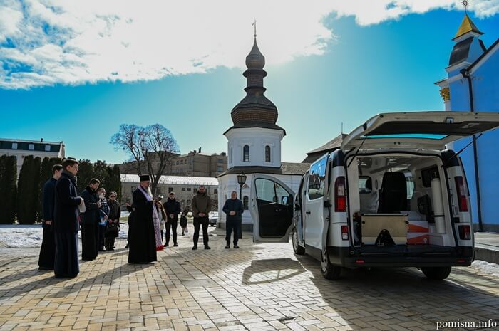 У Києві освятили швидку допомогу для порятунку поранених українських воїнів