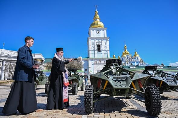 Благословення для фронту: у Києві передадуть багі для евакуації поранених