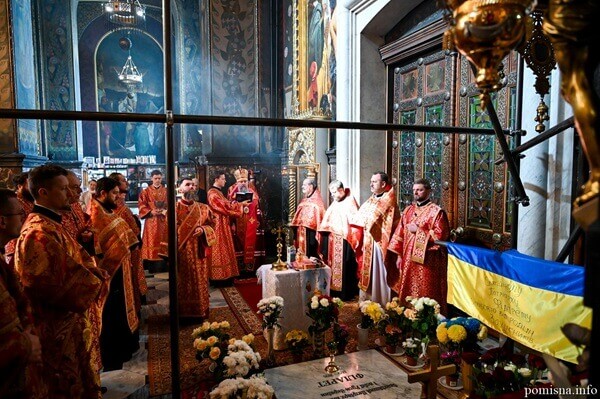 Перед мощами святої Варвари: Митрополит Епіфаній молився за Україну у Києві